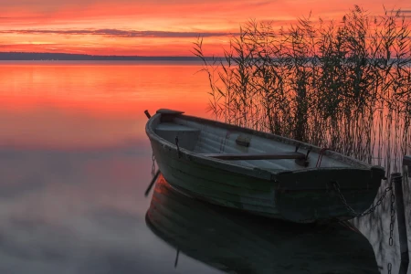 barco no lado na hora dourada