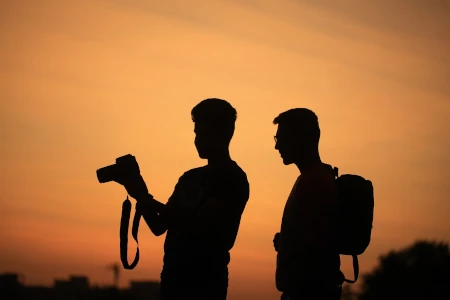 fotógrafos olhando para a camera ao por do sol