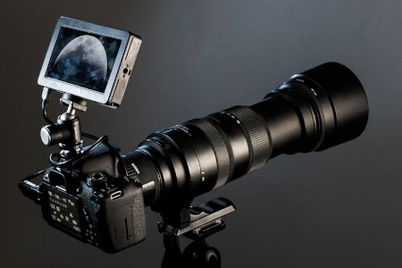 camera com lente para fotografar a lua