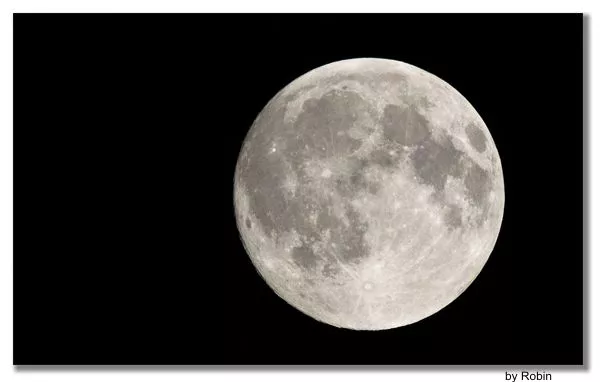lua no céu noturno