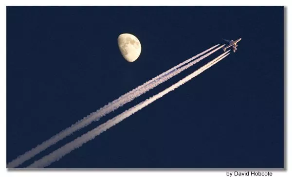 avião e a lua
