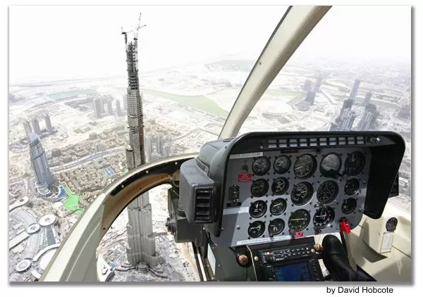 helicóptero voando sobre dubai
