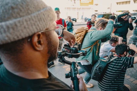 fotografo paparazzi com seu equipamento