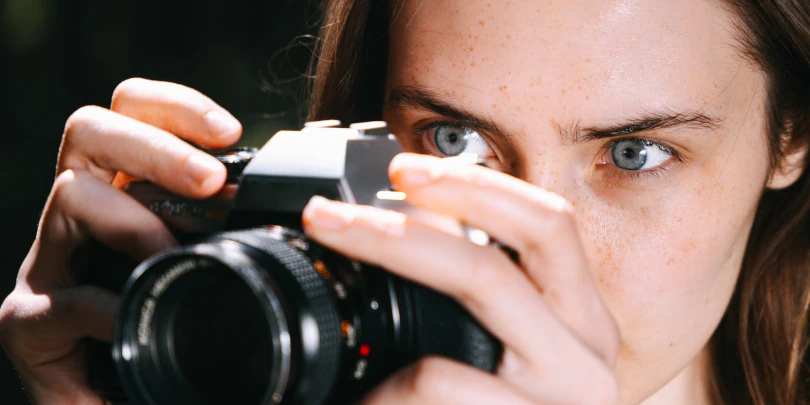 mulher fotografando paparazzi