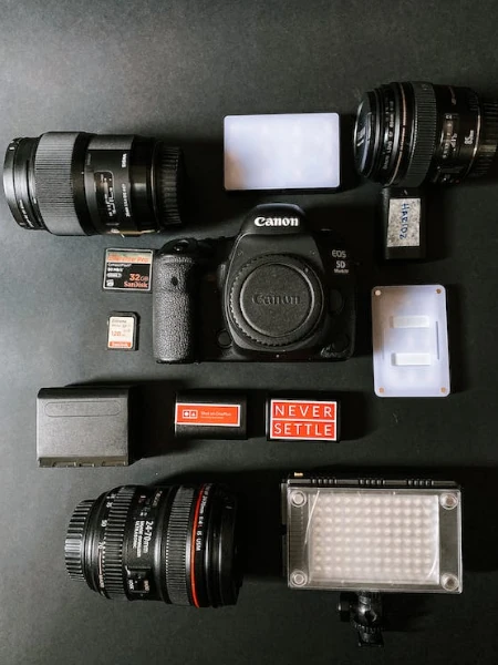 equipamentos fotográficos sobre a mesa