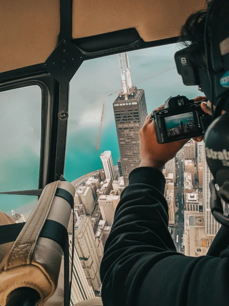 fotografando empire state building de um helicóptero