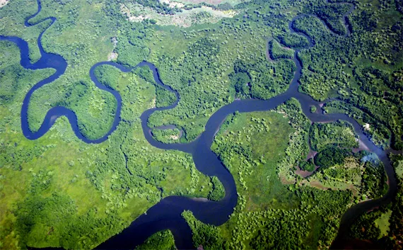 rio sinuoso vista aérea