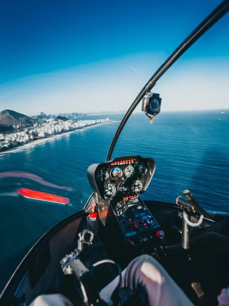 helicóptero voando sobre o mar