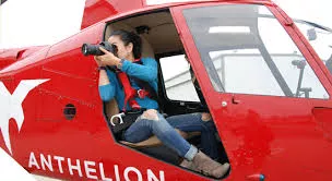 mulher fotografando helicoptero