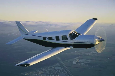 piper saratoga voando