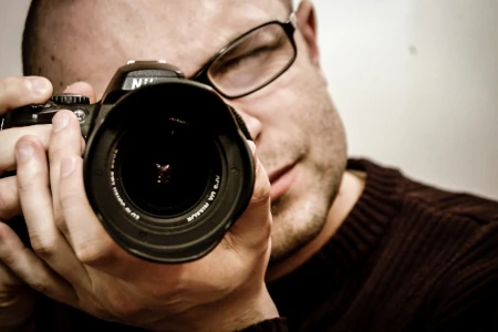 fotógrafo em close up apontando a câmera