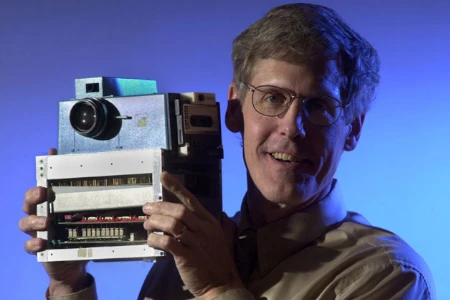 Steve Sasson segurando a primeira câmera digital