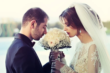 casal com buquê de flores