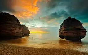 praia rochas