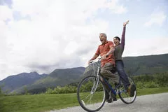 casal feliz bicicleta