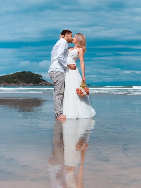 casal na praia angulo baixo