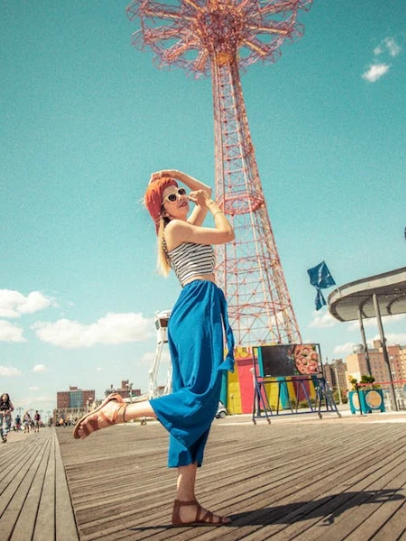 jovem no pier em LA - ângulo baixo