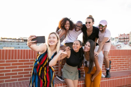 jovens tirando selfie ao ar livre