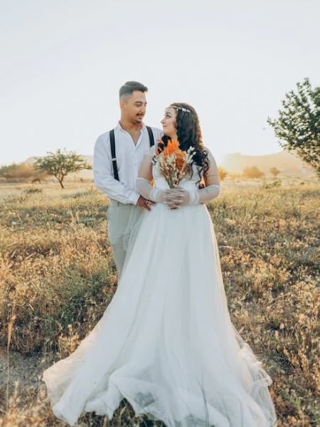 casal recém casados ao ar livre