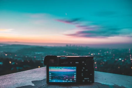 comera fotografando paisagem