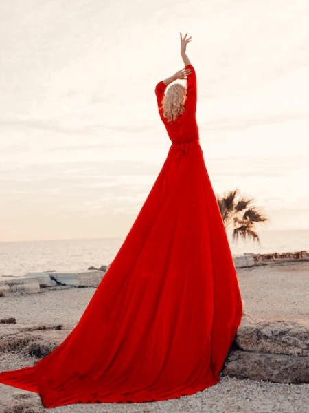 mulher de vestido vermelho