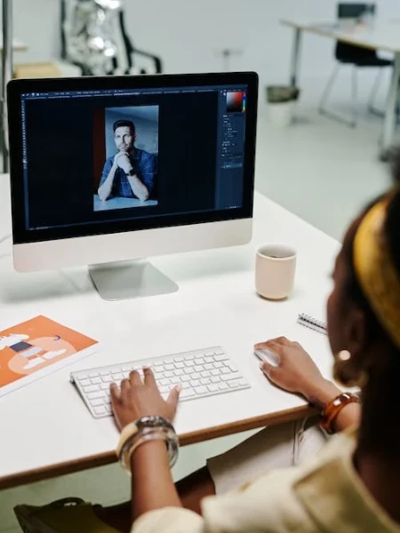 mulher editando foto no imac