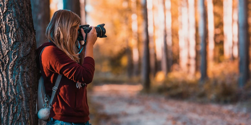 Mulher fotografando a natureza