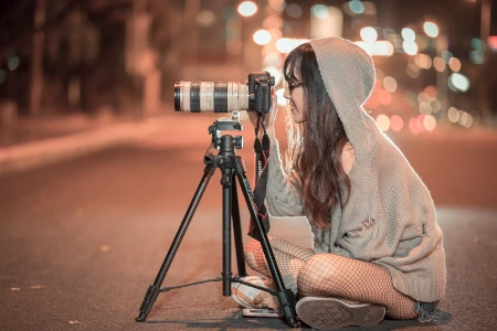 jovem fotografando na rua