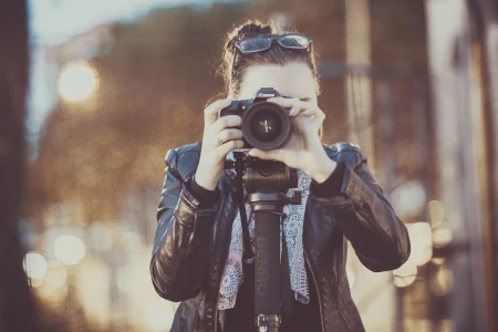 mulher fotografando ao ar livre