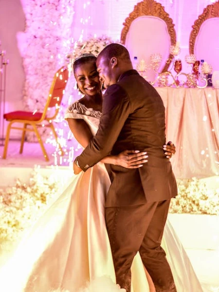 Casal dançando em baile de casamento