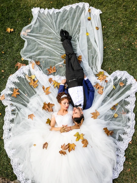 Casal rescém casado no chão em vista aérea