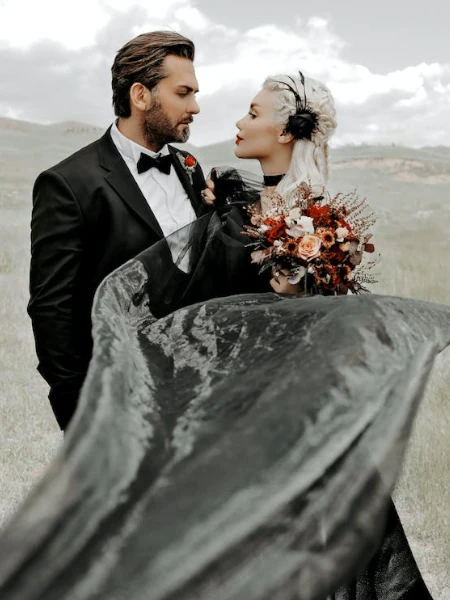 Casal recém casado em preto com Photoshop
