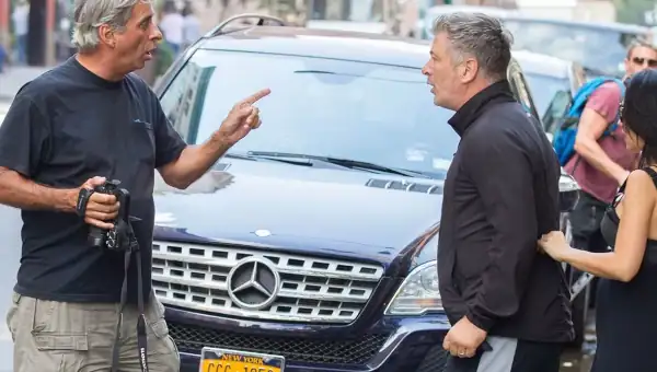 Alec Baldwin interagindo com um fotógrafo paparazzi