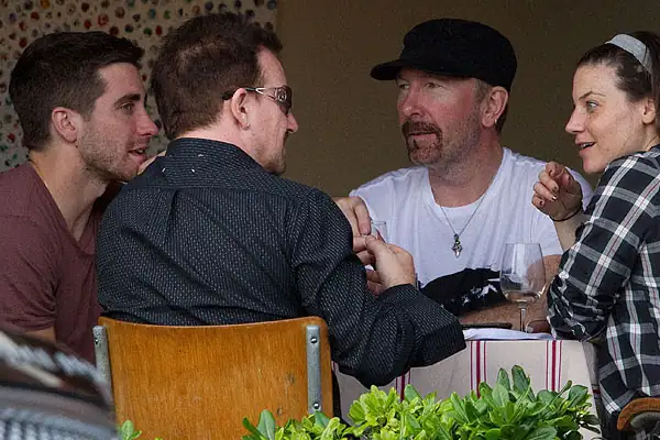 Jake Gyllenhaal, Bono, The Edge e Jordan (filha de Bono), desfrutaram de um almoço no pitoresco restaurante Sean's Panorama em Bondi Beach, Sydney.