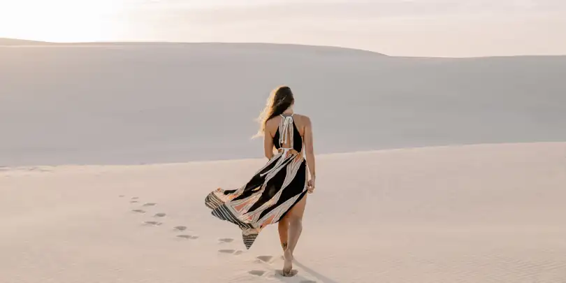 Mulher caminhando no deserto