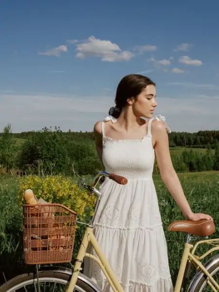 pela manhã é fácil fazer Imagens lindas como essa de uma mulher nos campos com uma bicicleta