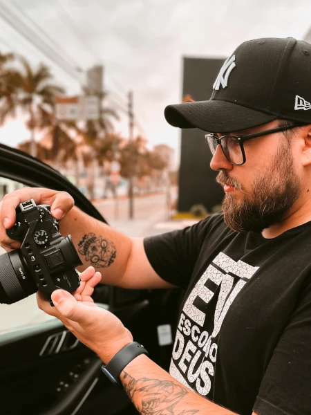 Fotógrafo conferindo foto na câmera