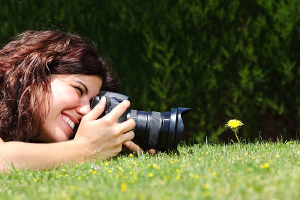 Mulher fotografando com macro