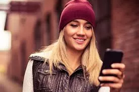 mulher usando smartphone