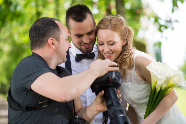 Mostrando foto na câmera para um casal