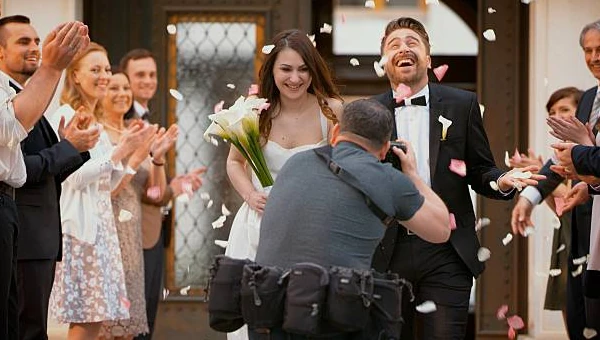 Fotografando a saída de um casamento