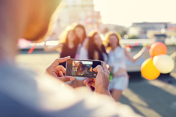 Fotografando amigas com um celular