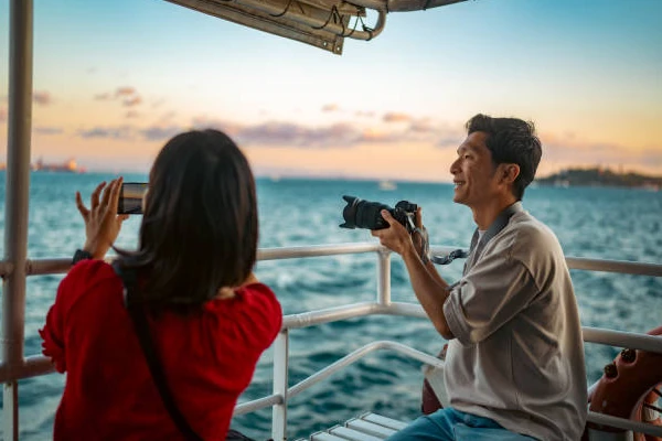 Fotografando paisagem a partir de um barco no mar