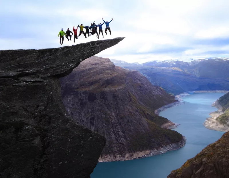 pulando na trolltunga