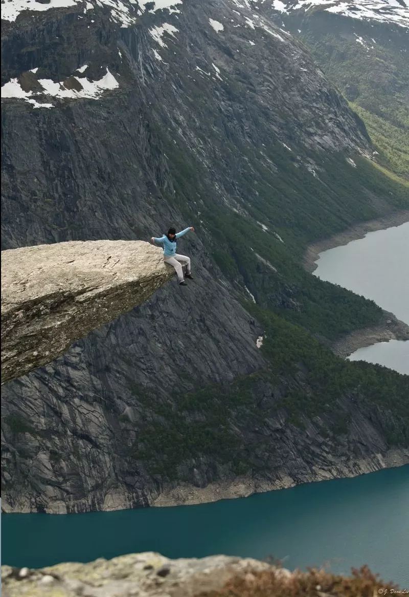 sentando na trolltunga