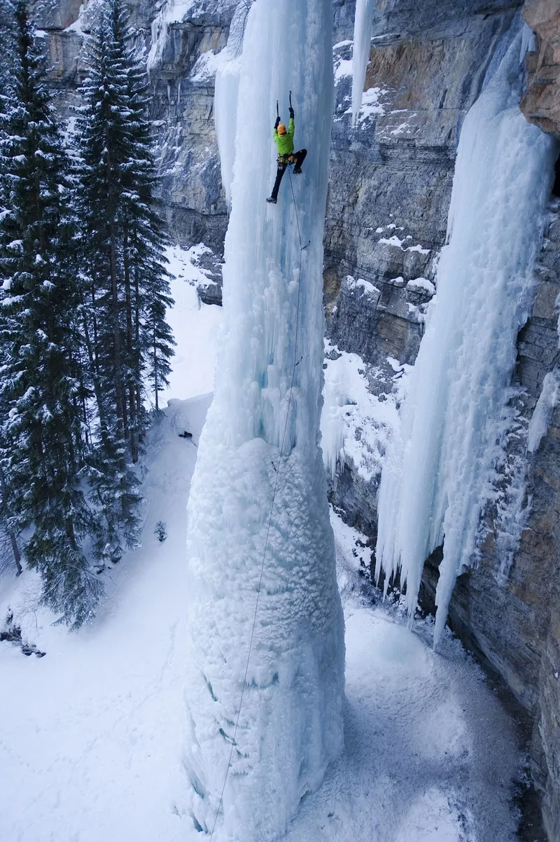 subindo cachoeira congelada