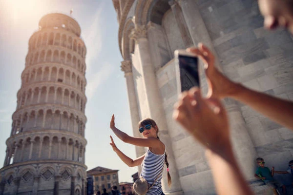 Mulher segurando a torre de Pisa