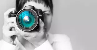 mulher fotografa dslr pb