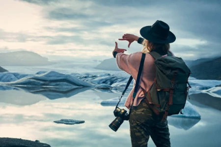 Homem mirando para enquadramento fotográfico em paisagem congelada