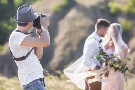 Fotógrafo de casamento ao ar livre